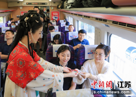 文旅特色体验官和旅客互动。中国铁路上海局集团有限公司 供图 文旅特色体验官和旅客互动。中国铁路上海局集团有限公司 供图