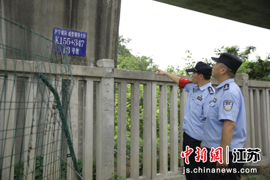 线路警组加强线路隐患排查。尹佳龙 摄 线路警组加强线路隐患排查。尹佳龙 摄