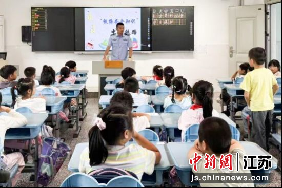 民警开展安全宣讲。南京铁路公安处南京站派出所 供图 民警开展安全宣讲。南京铁路公安处南京站派出所 供图
