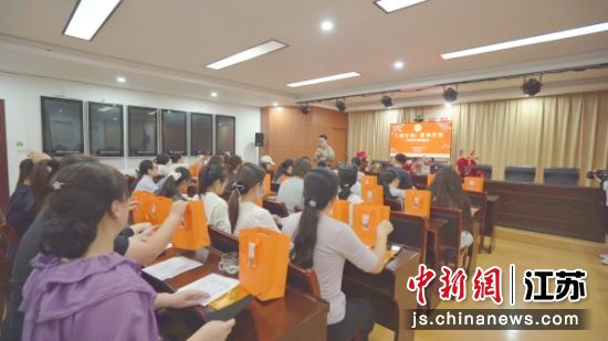 篆刻体验现场。丰财街道 供图 篆刻体验现场。丰财街道 供图
