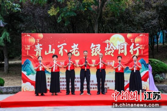 社区老年文艺队乐器演奏。广山社区 供图 社区老年文艺队乐器演奏。广山社区 供图