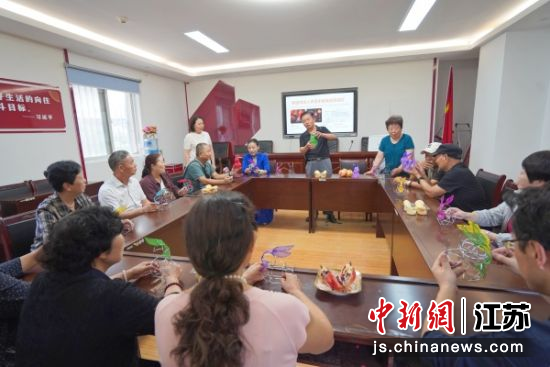 花灯制作现场教学。三角线社区 供图 花灯制作现场教学。三角线社区 供图