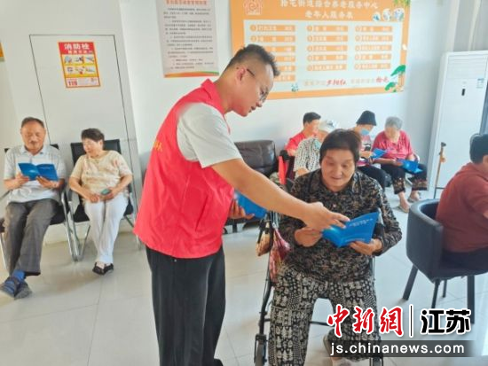 志愿者给老年人讲解网络安全知识。王宁 摄 志愿者给老年人讲解网络安全知识。王宁 摄