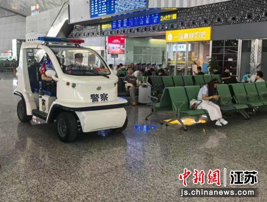 民警在候车大厅巡逻。汪波 摄 民警在候车大厅巡逻。汪波 摄