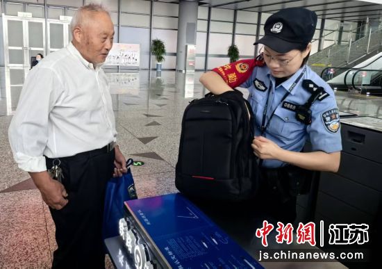 民警做好安检查危工作。汪波 摄 民警做好安检查危工作。汪波 摄
