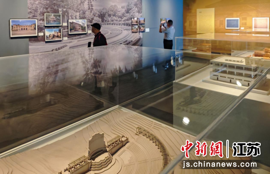 观众在江苏省美术馆欣赏展览。中新网记者 泱波 摄 观众在江苏省美术馆欣赏展览。中新网记者 泱波 摄