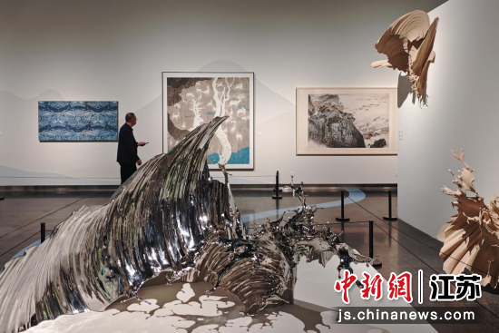 观众在江苏省美术馆欣赏展览。中新网记者 泱波 摄 观众在江苏省美术馆欣赏展览。中新网记者 泱波 摄