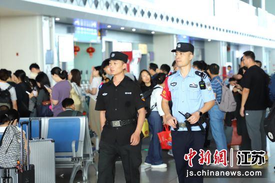 民警在淮安东站候车室内开展巡逻。刘涛 摄 民警在淮安东站候车室内开展巡逻。刘涛 摄