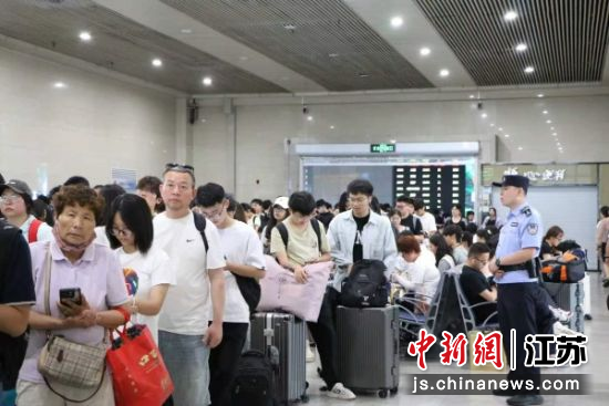 徐州站派出所民警强化大客流期间旅客秩序维护。徐州铁路公安处 供图 徐州站派出所民警强化大客流期间旅客秩序维护。徐州铁路公安处 供图