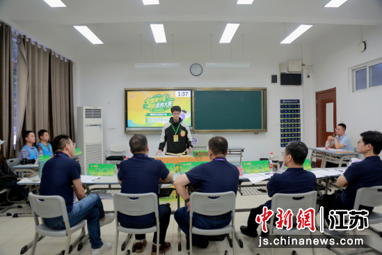 专家和参赛选手沟通交流。南京师范大学附属中学 供图 专家和参赛选手沟通交流。南京师范大学附属中学 供图