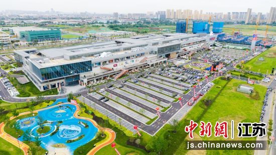 俯瞰无锡杉杉奥特莱斯广场。洛社镇 供图 俯瞰无锡杉杉奥特莱斯广场。洛社镇 供图