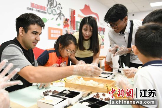 江苏理工学院留学生与牛塘实验学校小学生结对,一同动手制作月饼,在揉皮、包馅的互动中感受中秋民俗乐趣。 江苏理工学院留学生与牛塘实验学校小学生结对,一同动手制作月饼,在揉皮、包馅的互动中感受中秋民俗乐趣。