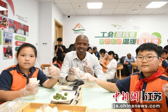 留学生与小学生展示共同制作的月饼,为中秋文化体验活动点赞。 留学生与小学生展示共同制作的月饼,为中秋文化体验活动点赞。