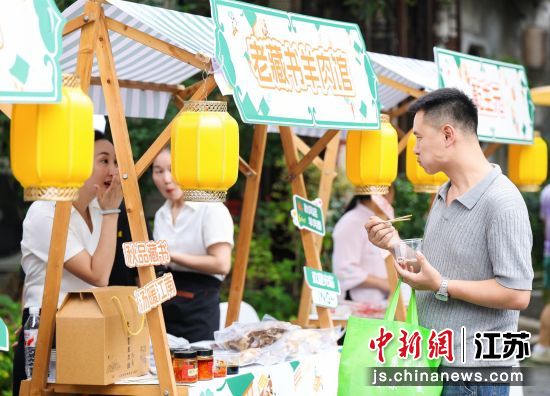 游客品尝藏书羊肉。吴中区文化体育和旅游局 供图 游客品尝藏书羊肉。吴中区文化体育和旅游局 供图