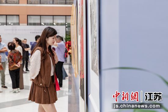 观众欣赏展出的作品。中国人民大学苏州校区 供图 观众欣赏展出的作品。中国人民大学苏州校区 供图