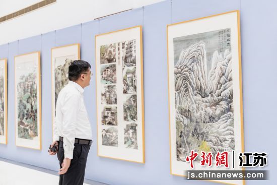 观众欣赏展出的作品。中国人民大学苏州校区 供图 观众欣赏展出的作品。中国人民大学苏州校区 供图
