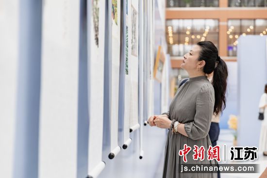 观众欣赏展出的作品。中国人民大学苏州校区 供图 观众欣赏展出的作品。中国人民大学苏州校区 供图