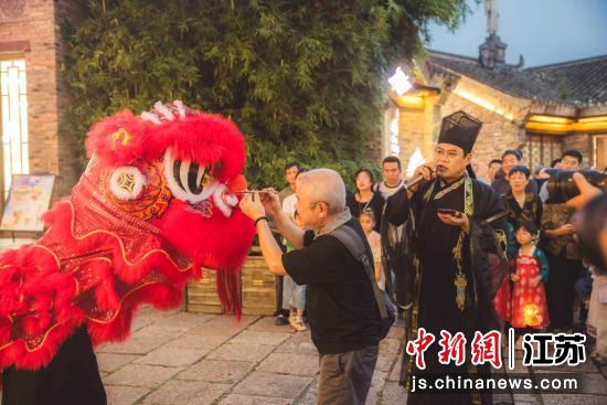 嘉宾为瑞狮点睛,传统民俗展演热闹上演,海内外宾客共庆中秋。常州市委网信办 供图 嘉宾为瑞狮点睛,传统民俗展演热闹上演,海内外宾客共庆中秋。常州市委网信办 供图