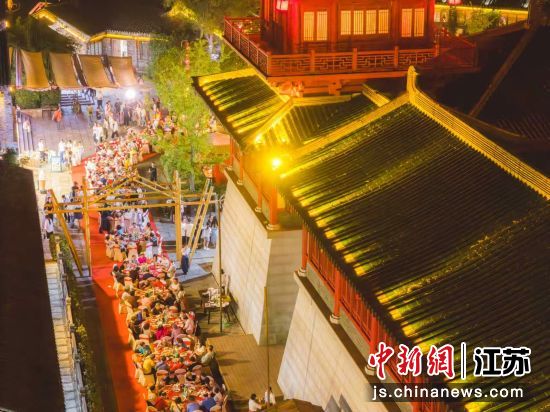 夜幕降临,茅山脚下长街宴开席,港澳同胞与海外华人欢聚共叙团圆。常州市委网信办 供图 夜幕降临,茅山脚下长街宴开席,港澳同胞与海外华人欢聚共叙团圆。常州市委网信办 供图