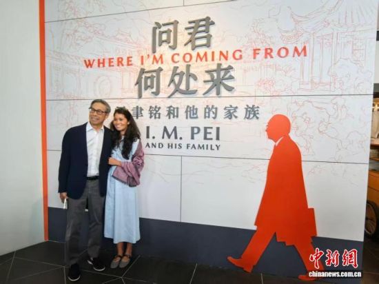 贝礼中(左一)与贝世安在苏州博物馆中参观。 中新网记者 钟升 摄 贝礼中(左一)与贝世安在苏州博物馆中参观。 中新网记者 钟升 摄
