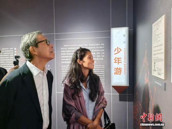 贝礼中(左一)与贝世安在苏州博物馆中参观。 中新网记者 钟升 摄 贝礼中(左一)与贝世安在苏州博物馆中参观。 中新网记者 钟升 摄