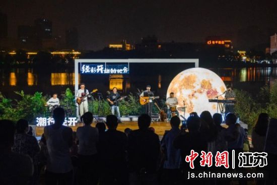 “金龙湖之夜”音乐会现场。徐州经开区 供图 “金龙湖之夜”音乐会现场。徐州经开区 供图