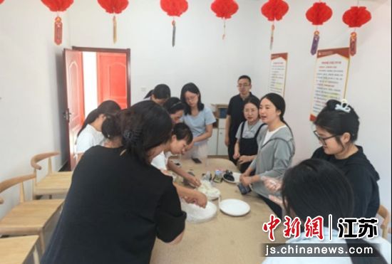 手工制作月饼。八巨镇 供图 手工制作月饼。八巨镇 供图