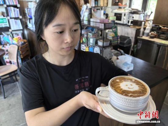 品完大闸蟹,再来一杯大闸蟹主题咖啡,在阳澄湖畔享受乡野的惬意。 中新网记者 钟升 摄 品完大闸蟹,再来一杯大闸蟹主题咖啡,在阳澄湖畔享受乡野的惬意。 中新网记者 钟升 摄