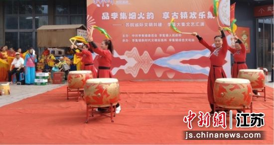 李集镇大周村文艺志愿者带来打鼓舞《中国范》。赵鹏 摄 李集镇大周村文艺志愿者带来打鼓舞《中国范》。赵鹏 摄