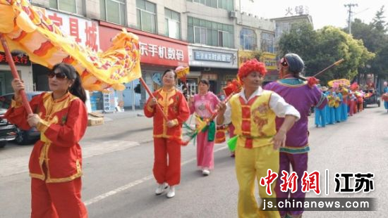 泗县黄圩镇大苏村民间艺术团来睢宁县李集镇演出。冯威 摄 泗县黄圩镇大苏村民间艺术团来睢宁县李集镇演出。冯威 摄