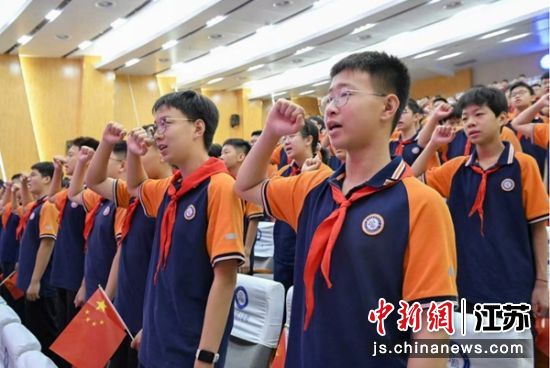 青少年学生举手宣誓。盐城市教育局关工委 供图 青少年学生举手宣誓。盐城市教育局关工委 供图