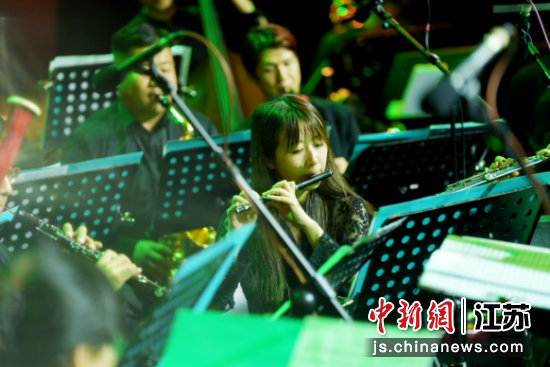 演奏人员在舞台上合奏乐曲。南京门东历史文化街区 供图 演奏人员在舞台上合奏乐曲。南京门东历史文化街区 供图