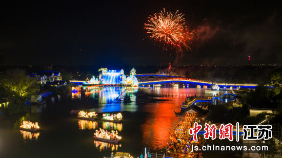 划灯点亮夜色中的周庄古镇。周庄旅游公司 供图 划灯点亮夜色中的周庄古镇。周庄旅游公司 供图