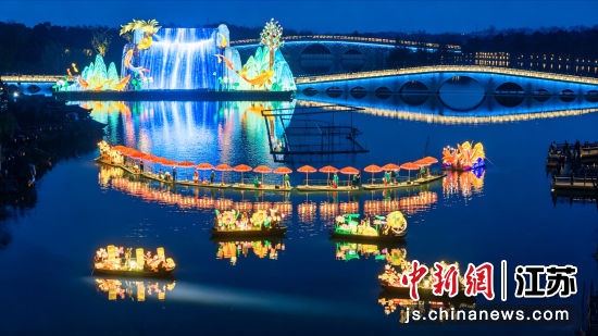 划灯点亮夜色中的周庄古镇。周庄旅游公司 供图 划灯点亮夜色中的周庄古镇。周庄旅游公司 供图