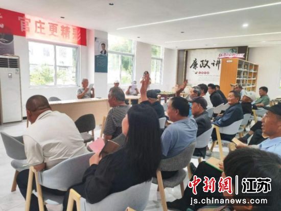 农民诗人朗诵作品。李诺 摄 农民诗人朗诵作品。李诺 摄