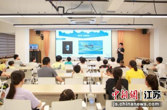 马林结合职场科创特长,主动对接社区党群服务中心,无偿开设青少年公益科普课堂。张浦镇 供图 马林结合职场科创特长,主动对接社区党群服务中心,无偿开设青少年公益科普课堂。张浦镇 供图