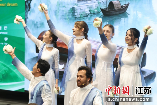 留学生演绎江苏民歌《好一朵茉莉花》。中新网记者 泱波 摄 留学生演绎江苏民歌《好一朵茉莉花》。中新网记者 泱波 摄