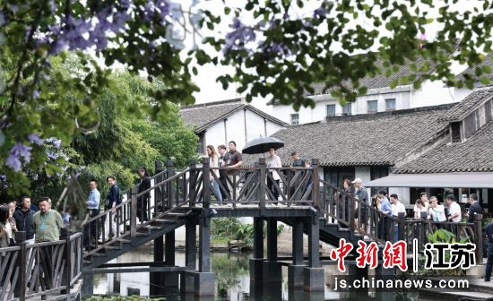 与会代表参观考察服务业平台阵地,感受昆山服务业良好发展态势。昆山市融媒体中心 供图 与会代表参观考察服务业平台阵地,感受昆山服务业良好发展态势。昆山市融媒体中心 供图