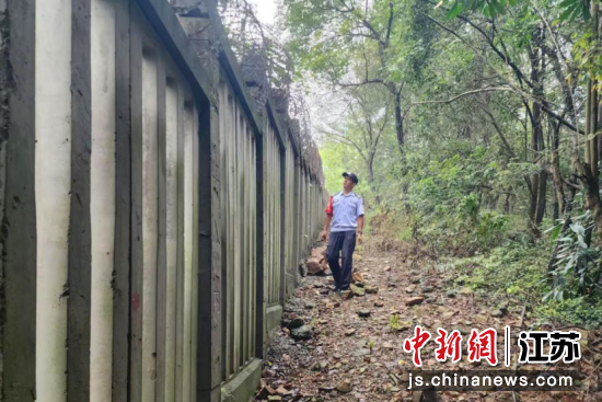 民警巡查京沪高铁沿线。南京铁路公安处中华门站派出所 供图 民警巡查京沪高铁沿线。南京铁路公安处中华门站派出所 供图