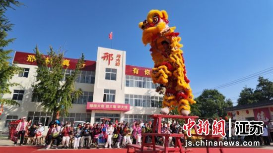 邢楼镇文化大院内人声鼎沸。邳州市委宣传部 供图 邢楼镇文化大院内人声鼎沸。邳州市委宣传部 供图