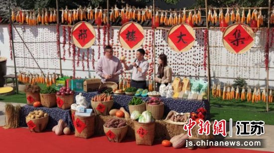 村书记进行产品推介。邳州市委宣传部 供图 村书记进行产品推介。邳州市委宣传部 供图