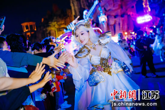 中华恐龙园开启夜间花车巡游,NPC与游客击掌互动,夜间演艺延长游客停留时间。史瑛 摄 中华恐龙园开启夜间花车巡游,NPC与游客击掌互动,夜间演艺延长游客停留时间。史瑛 摄