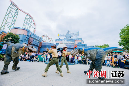 中华恐龙园打造实景互动场景,恐龙主题演艺吸引游客驻足,沉浸式体验拉满。史瑛 摄 中华恐龙园打造实景互动场景,恐龙主题演艺吸引游客驻足,沉浸式体验拉满。史瑛 摄