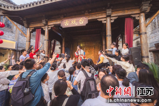 国庆假期,游客踊跃参与,体验仙侠实景剧情。史瑛 摄 国庆假期,游客踊跃参与,体验仙侠实景剧情。史瑛 摄