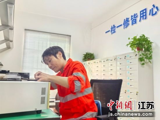 徐州电务段职工、全国技术能手、“新时代·铁路榜样”吕士秋在检修车载设备。许佳运 摄 徐州电务段职工、全国技术能手、“新时代·铁路榜样”吕士秋在检修车载设备。许佳运 摄
