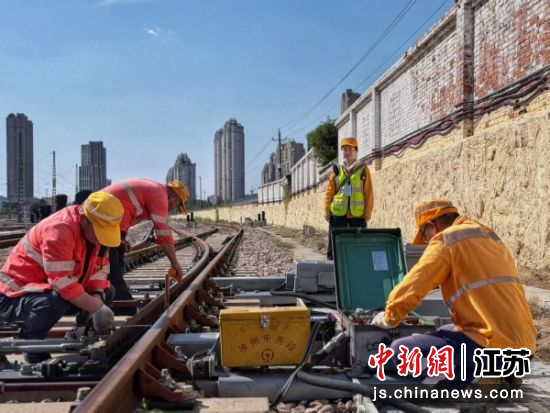 徐州电务段夹河寨信号车间职工利用国庆假期内天窗巡检信号设备。 蒋杰 摄 徐州电务段夹河寨信号车间职工利用国庆假期内天窗巡检信号设备。 蒋杰 摄