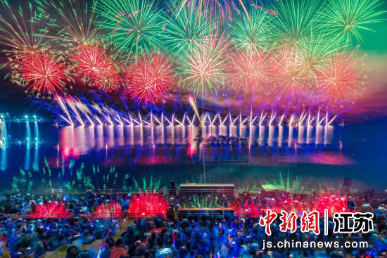依托金牛湖优质的山水生态资源和烟花秀等文旅品牌活动,金牛湖旅游度假区以文化资源赋能山水旅游,深度融合非遗民俗、茉莉文化、山湖资源,持续深耕“茉莉+湖山+非遗”文化IP,串联非遗演艺、动物研学、乡村美食、湖畔度假多元业态。南京金牛湖旅游度假区 供图 依托金牛湖优质的山水生态资源和烟花秀等文旅品牌活动,金牛湖旅游度假区以文化资源赋能山水旅游,深度融合非遗民俗、茉莉文化、山湖资源,持续深耕“茉莉+湖山+非遗”文化IP,串联非遗演艺、动物研学、乡村美食、湖畔度假多元业态。南京金牛湖旅游度假区 供图