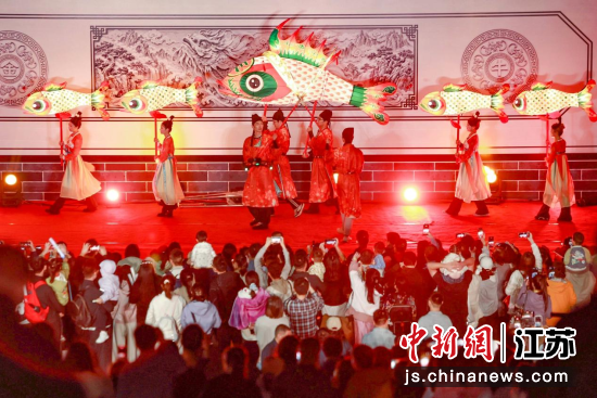 告别单个景点的一日游玩模式,假期里,金牛湖旅游度假区以金牛湖景区水上烟花秀为核心,联动金牛湖野生动物王国等周边景点,串联起“白天游园遛娃,晚上观鳌鱼赏焰火、夜宿山野民宿”的游玩路线,让游客留得下来、玩得尽兴。南京金牛湖旅游度假区 供图 告别单个景点的一日游玩模式,假期里,金牛湖旅游度假区以金牛湖景区水上烟花秀为核心,联动金牛湖野生动物王国等周边景点,串联起“白天游园遛娃,晚上观鳌鱼赏焰火、夜宿山野民宿”的游玩路线,让游客留得下来、玩得尽兴。南京金牛湖旅游度假区 供图