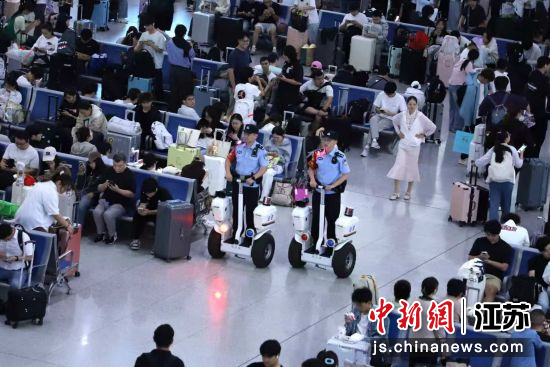 民警在淮安东站候车室巡逻。刘涛 摄 民警在淮安东站候车室巡逻。刘涛 摄