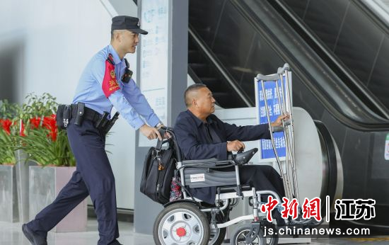 民警帮扶困难旅客出行。刘涛 摄 民警帮扶困难旅客出行。刘涛 摄